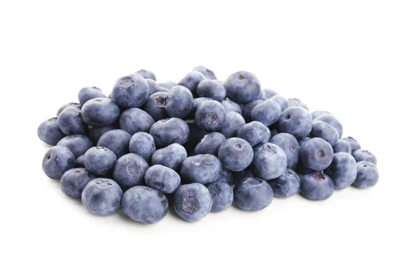 白色背景的成熟新鲜蓝莓 — 图库照片