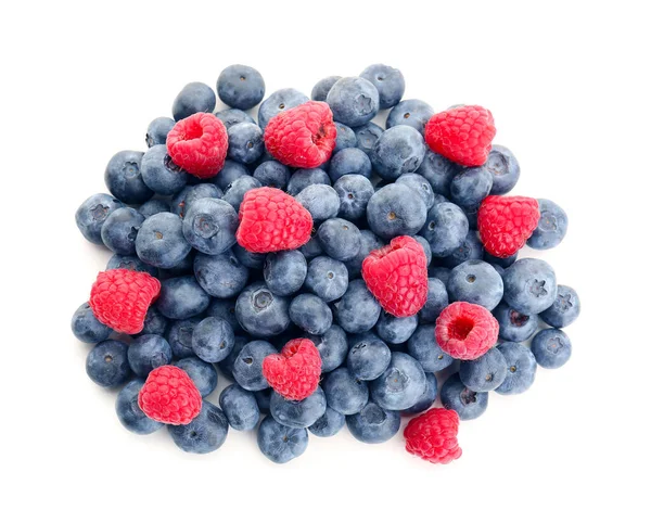 白色背景的成熟覆盆子和蓝莓 — 图库照片