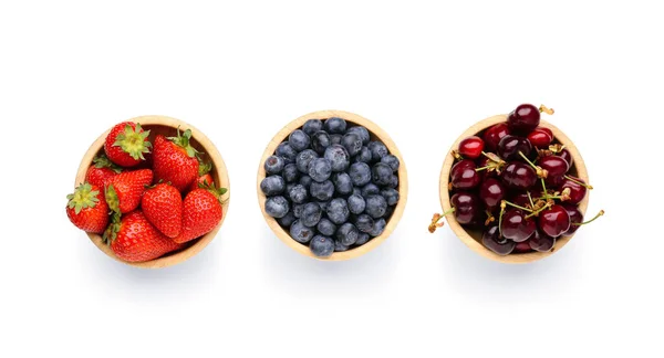 Schalen Mit Reifen Kirschen Erdbeeren Und Blaubeeren Auf Weißem Hintergrund — Stockfoto
