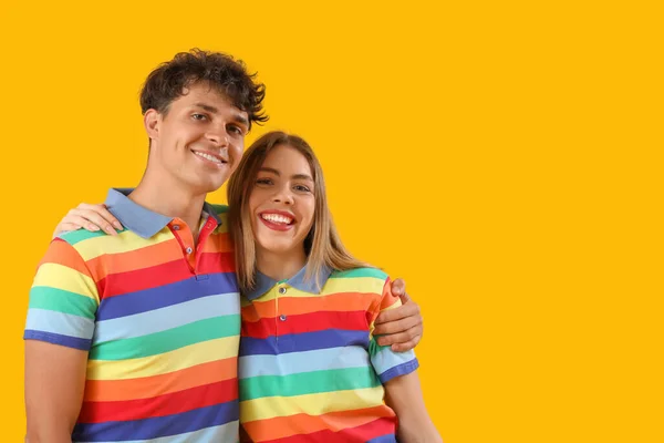 Casal Jovem Camisas Arco Íris Abraçando Fundo Amarelo Mês Orgulho — Fotografia de Stock