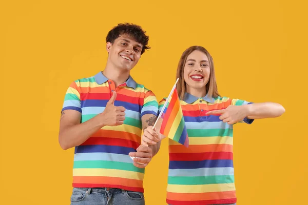 Młoda Para Flagą Lgbt Żółtym Tle — Zdjęcie stockowe
