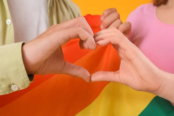 Casal Jovem Com Bandeira Lgbt Fazendo Coração Fundo Amarelo Close — Fotografia de Stock
