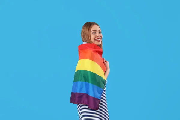 Jonge Vrouw Met Lgbt Vlag Blauwe Achtergrond — Stockfoto