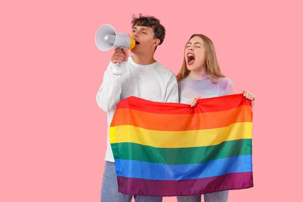 有Lgbt国旗和粉色背景扩音器的年轻夫妇 — 图库照片