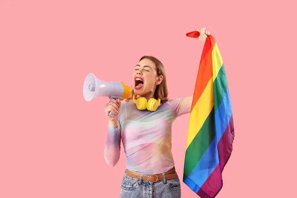 Młoda Kobieta Flagą Lgbt Krzyczy Megafonu Różowym Tle — Zdjęcie stockowe
