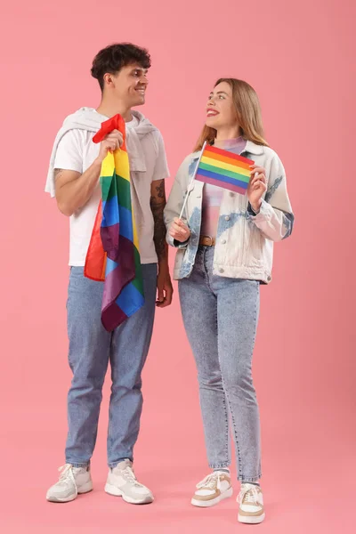 Jeune Couple Avec Des Drapeaux Lgbt Sur Fond Rose — Photo