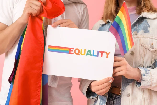 Kelime Eşitliği Pembe Arka Planda Lgbt Bayrakları Taşıyan Genç Çift — Stok fotoğraf