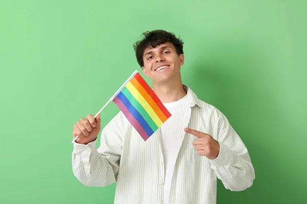 Młody Człowiek Wskazujący Flagę Lgbt Zielonym Tle — Zdjęcie stockowe