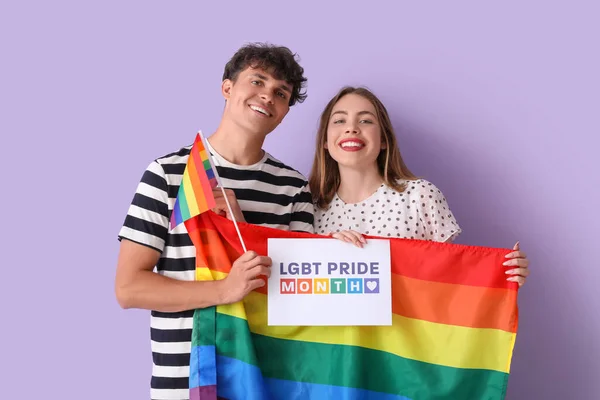 Młoda Para Trzymająca Papier Tekstem Lgbt Pride Miesiąca Flagi Tle — Zdjęcie stockowe
