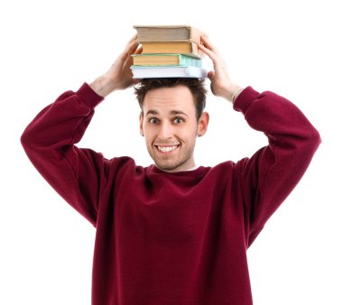 Beyaz arka planda bir yığın kitabı olan genç adam.