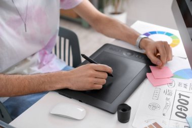 Ofiste tabletle çalışan erkek grafik tasarımcısı, yakın plan