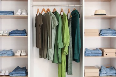 Butikte şık kıyafetler ve ayakkabılar.