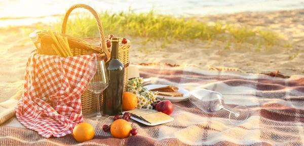 威克篮子 可享用美味的食物和饮料 适合在河边进行浪漫野餐 — 图库照片