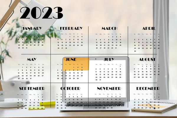 Przejrzysty Rok 2023 Kalendarz Nowoczesny Laptop Miejscu Pracy — Zdjęcie stockowe