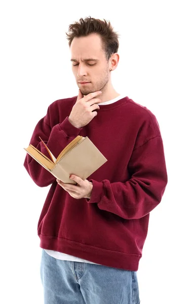 白い背景の本を読んでいる思慮深い若い男 — ストック写真