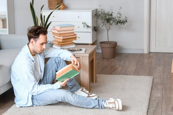 Young Man Reading Book Floor Home — Stock Photo, Image