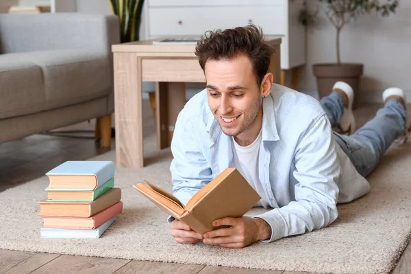 Mladý Muž Čte Knihu Podlaze Doma — Stock fotografie