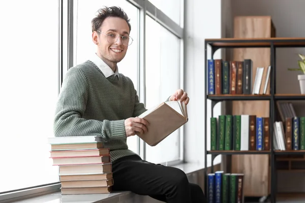 Mladý Muž Čtení Knihy Knihovně — Stock fotografie