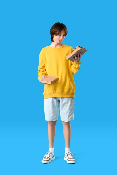 Adolescente Com Livros Sobre Fundo Azul — Fotografia de Stock