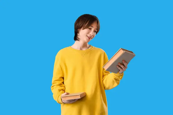 Adolescente Com Livros Sobre Fundo Azul — Fotografia de Stock