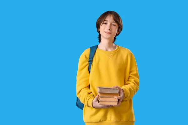 Adolescente Con Libros Sobre Fondo Azul — Foto de Stock