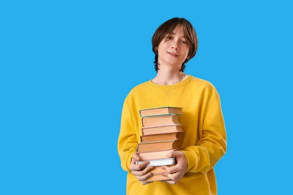 Adolescent Garçon Avec Pile Livres Sur Fond Bleu — Photo