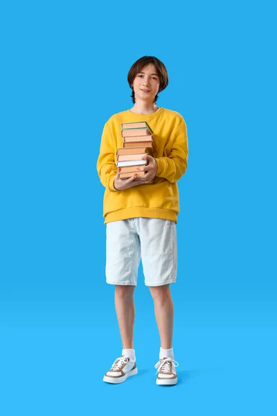 Adolescente Com Pilha Livros Sobre Fundo Azul — Fotografia de Stock