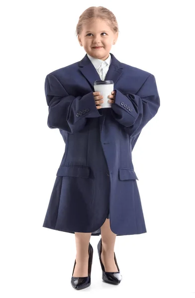 Lustige Kleine Geschäftsfrau Großer Jacke Mit Tasse Kaffee Auf Weißem — Stockfoto