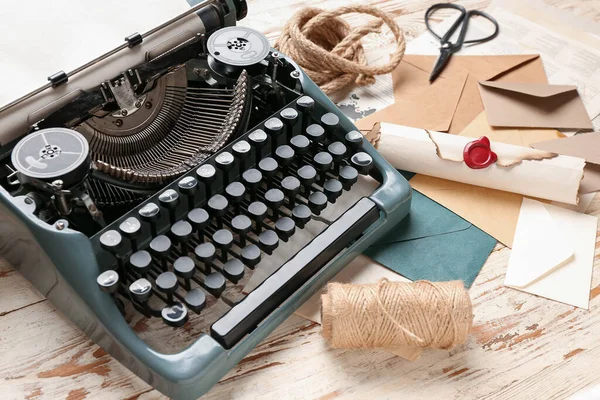 Composição Com Máquina Escrever Vintage Rolagem Envelopes Mesa Madeira Branca — Fotografia de Stock