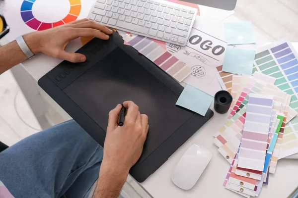 Diseñador Gráfico Masculino Que Trabaja Con Tableta Mesa Oficina Primer —  Fotos de Stock
