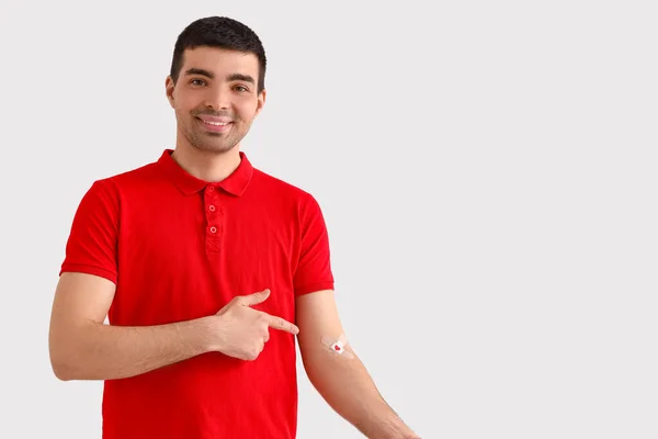 Genç Kan Donörü Arka Planda Uygulanan Tıbbi Bantları Işaret Ediyor — Stok fotoğraf