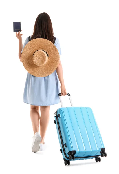 年轻女子 有护照 蓝色手提箱 白色背景 后视镜 — 图库照片