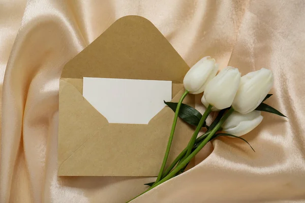 Envelope Blank Invitation Card Beautiful Tulip Flowers Beige Crumpled Tablecloth — Stock Photo, Image