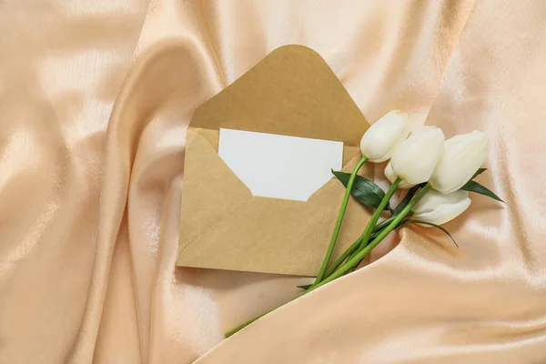 Envelop Met Blanco Uitnodigingskaart Mooie Tulpenbloemen Beige Gerimpelde Tafellaken — Stockfoto