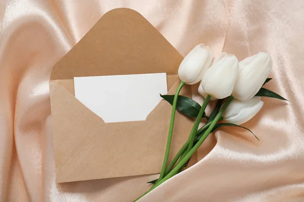 Kuvert Med Tom Inbjudan Kort Och Vackra Tulpan Blommor Beige — Stockfoto