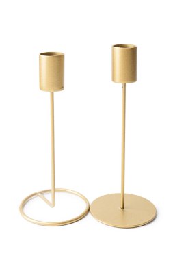 Beyaz arkaplanda altın mum tutucuları