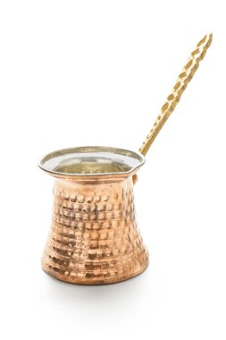 Beyaz arkaplanda bakır cezve