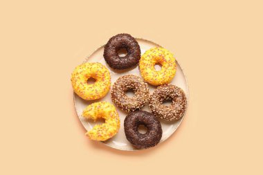 Bej arkaplanda tatlı çörekler