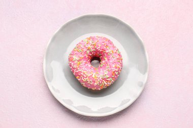 Hafif arka planda tatlı donut tabağı