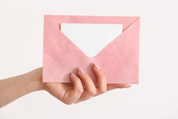 Vrouw Met Enveloppe Met Blanco Uitnodigingskaart Witte Achtergrond — Stockfoto