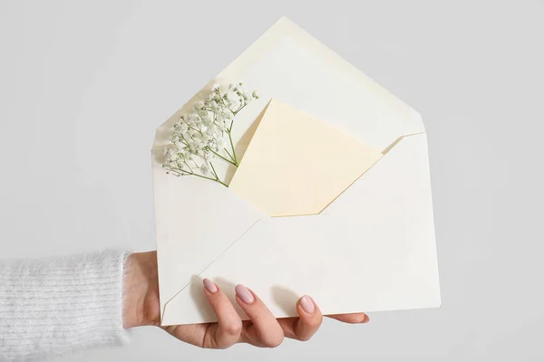 Kezében Boríték Üres Meghívó Kártya Cigány Virágok Fehér Háttér — Stock Fotó