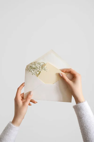 Mulher Segurando Envelope Com Cartão Convite Branco Flores Gypsophila Fundo — Fotografia de Stock