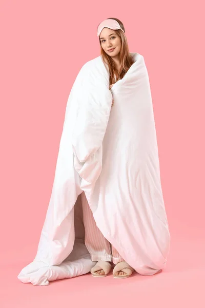 Junge Frau Mit Schlafmaske Und Decke Auf Rosa Hintergrund — Stockfoto