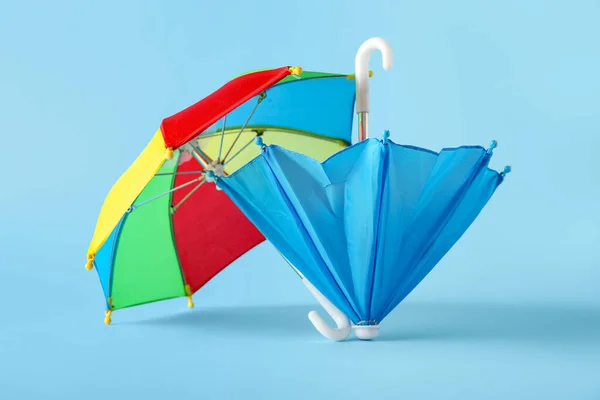 Bunte Mini Regenschirme Auf Blauem Hintergrund — Stockfoto