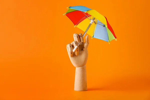 Composición Creativa Con Mano Madera Mini Paraguas Sobre Fondo Naranja — Foto de Stock