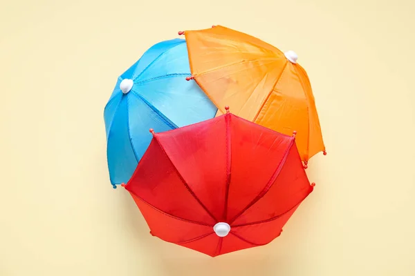Différents Mini Parapluies Sur Fond Jaune Pâle — Photo