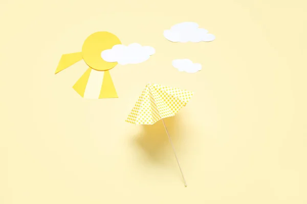 Kreative Komposition Mit Regenschirm Papierwolken Und Sonne Auf Blassgelbem Hintergrund — Stockfoto
