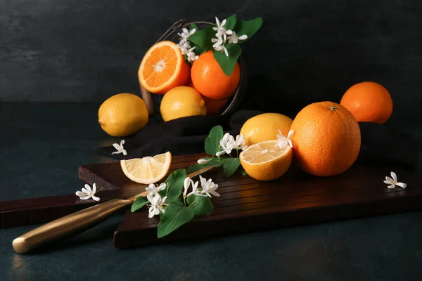 Board Lemons Oranges Blooming Branches Black Background — Stock Photo, Image