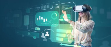 VR gözlüklü genç kadın, arka planda sanal ekran kullanıyor