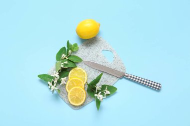 Mavi arka planda açan dalları olan limon panosu